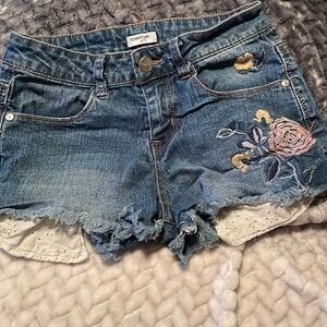 BEBE Girls BLUE DENIM CUT OFF “Roses Embroidered“ shorts w raw edge in Size: 12